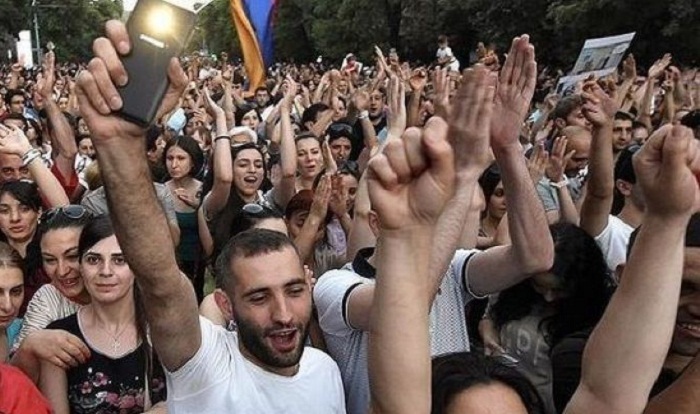 Armenier fordern Rücktritt des Präsidenten Sargisyan 